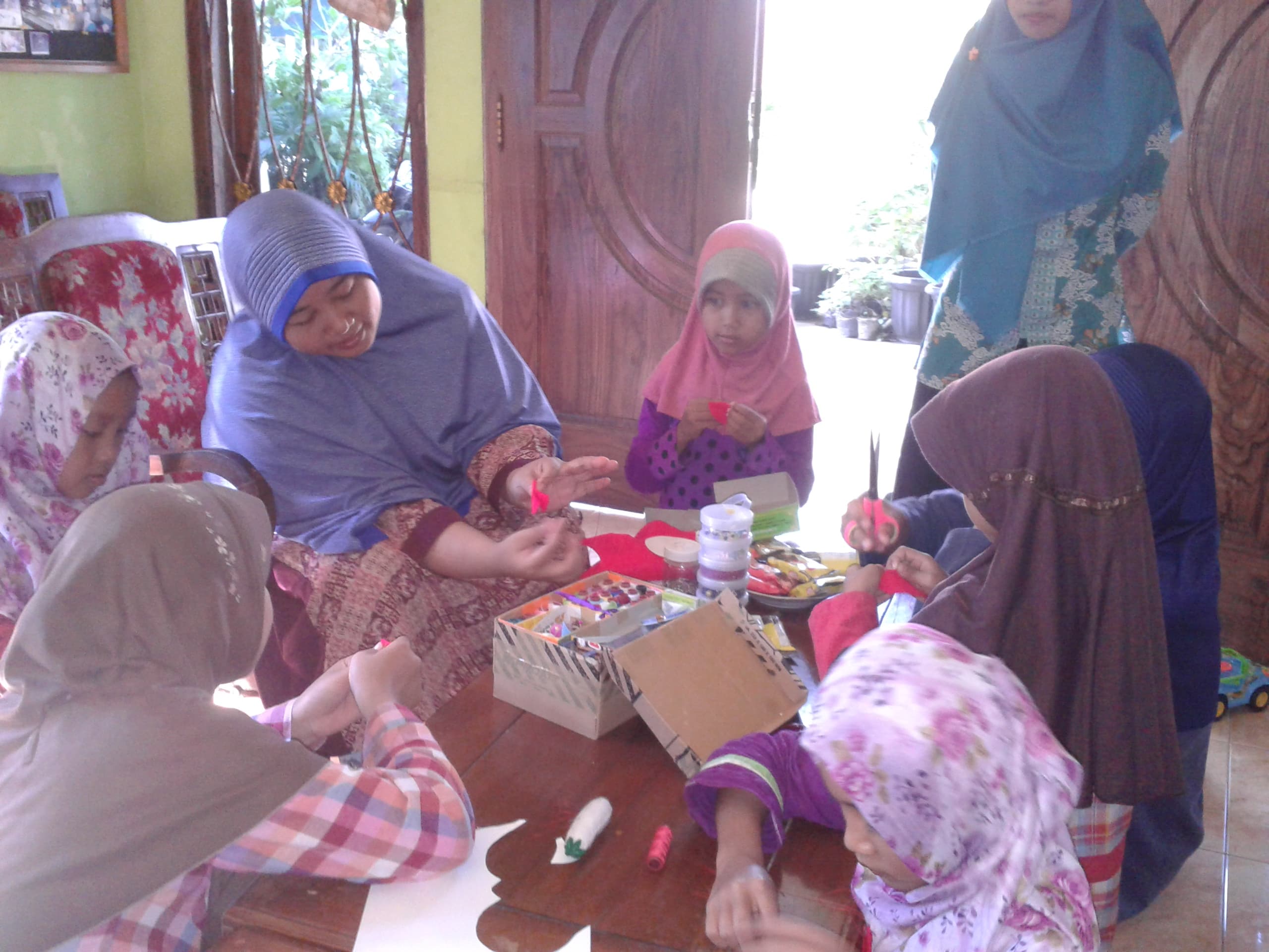 Dengan sabarnya Bu Eko mengajari anak panti