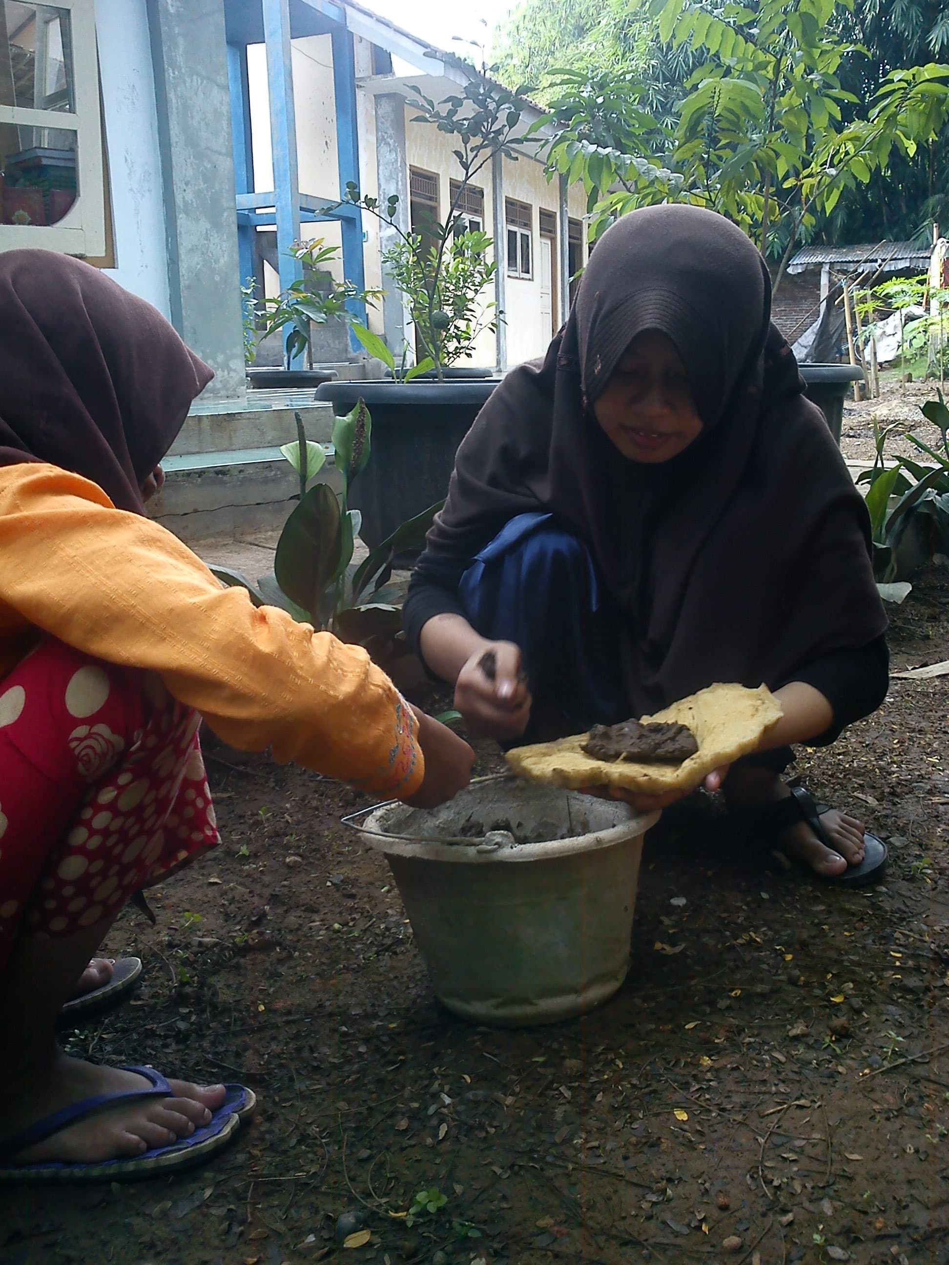 penyiapan tanah dan selaput gabus untuk menutup ranting yang sudah dikupas