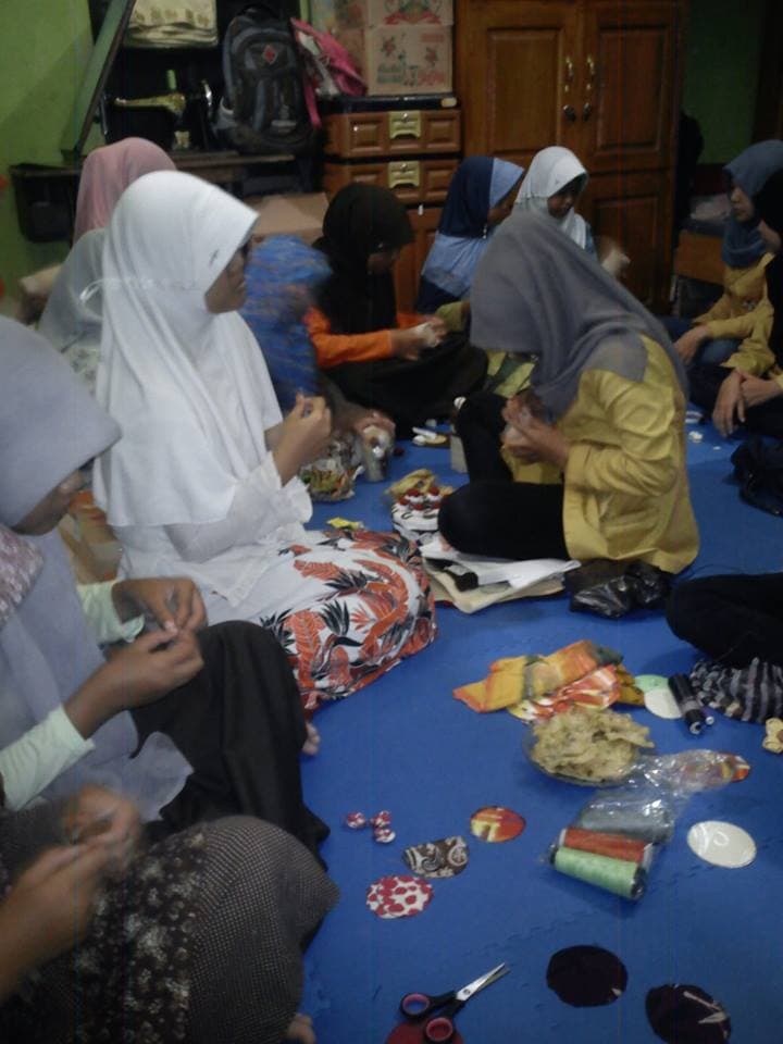 LAtihan membuat bros bersama KKN UNSOED