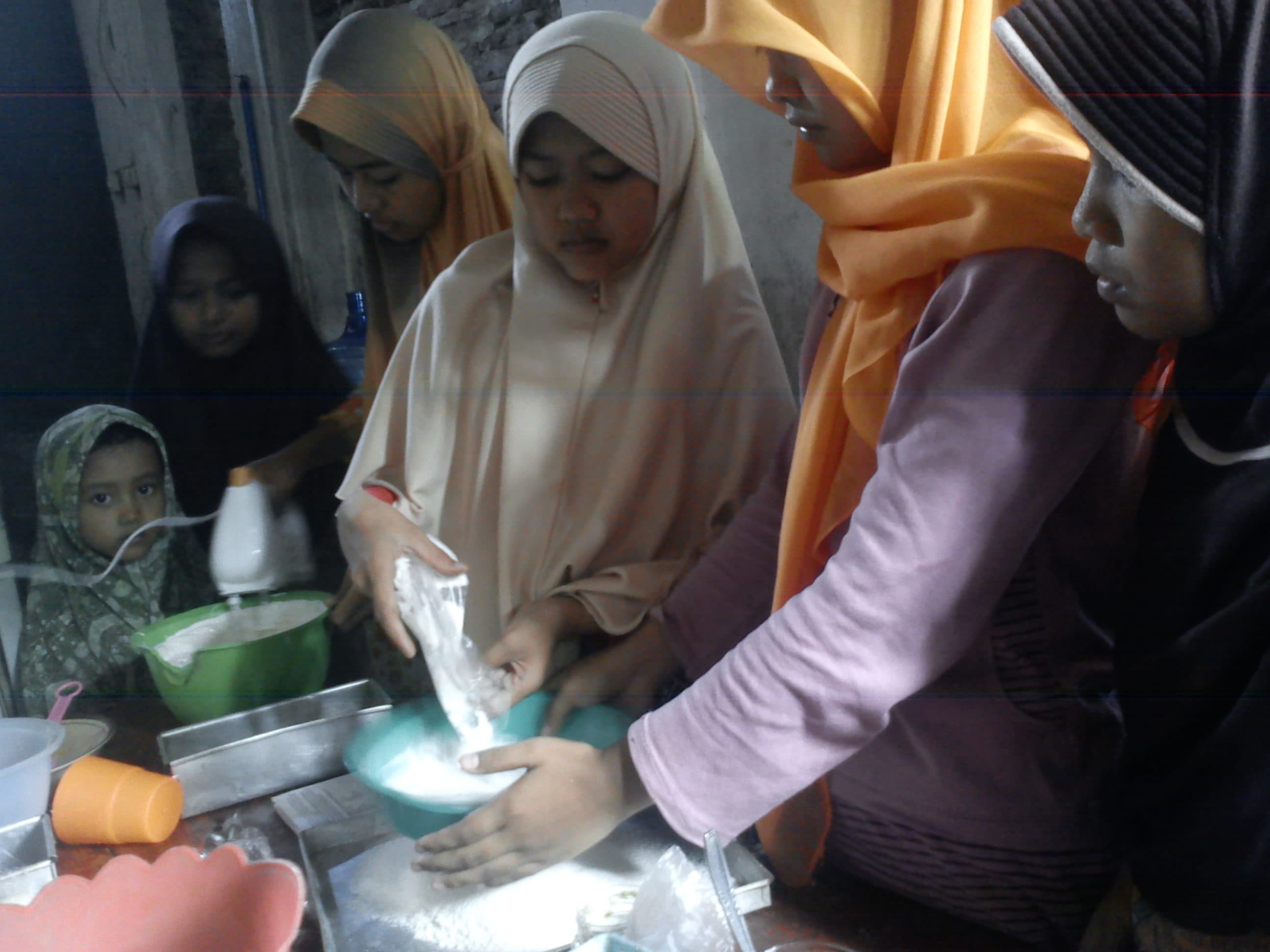 Pengadukan dengan mixer untuk adonan yang disiapkan