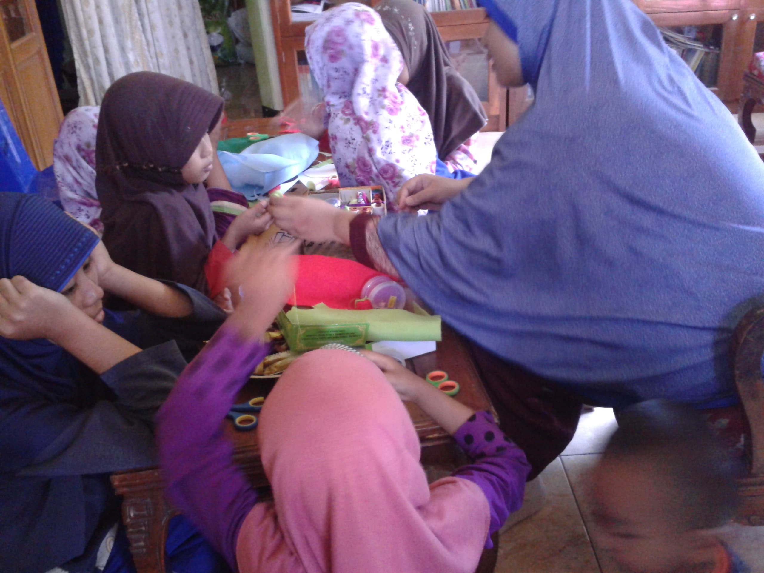 Semangatnya anak panti membuat kerajinan tangan