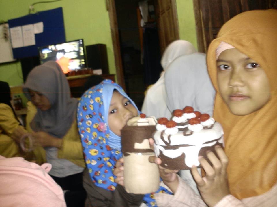 HAsil pembuatan elengan dari kaleng bekas dan toples plastik