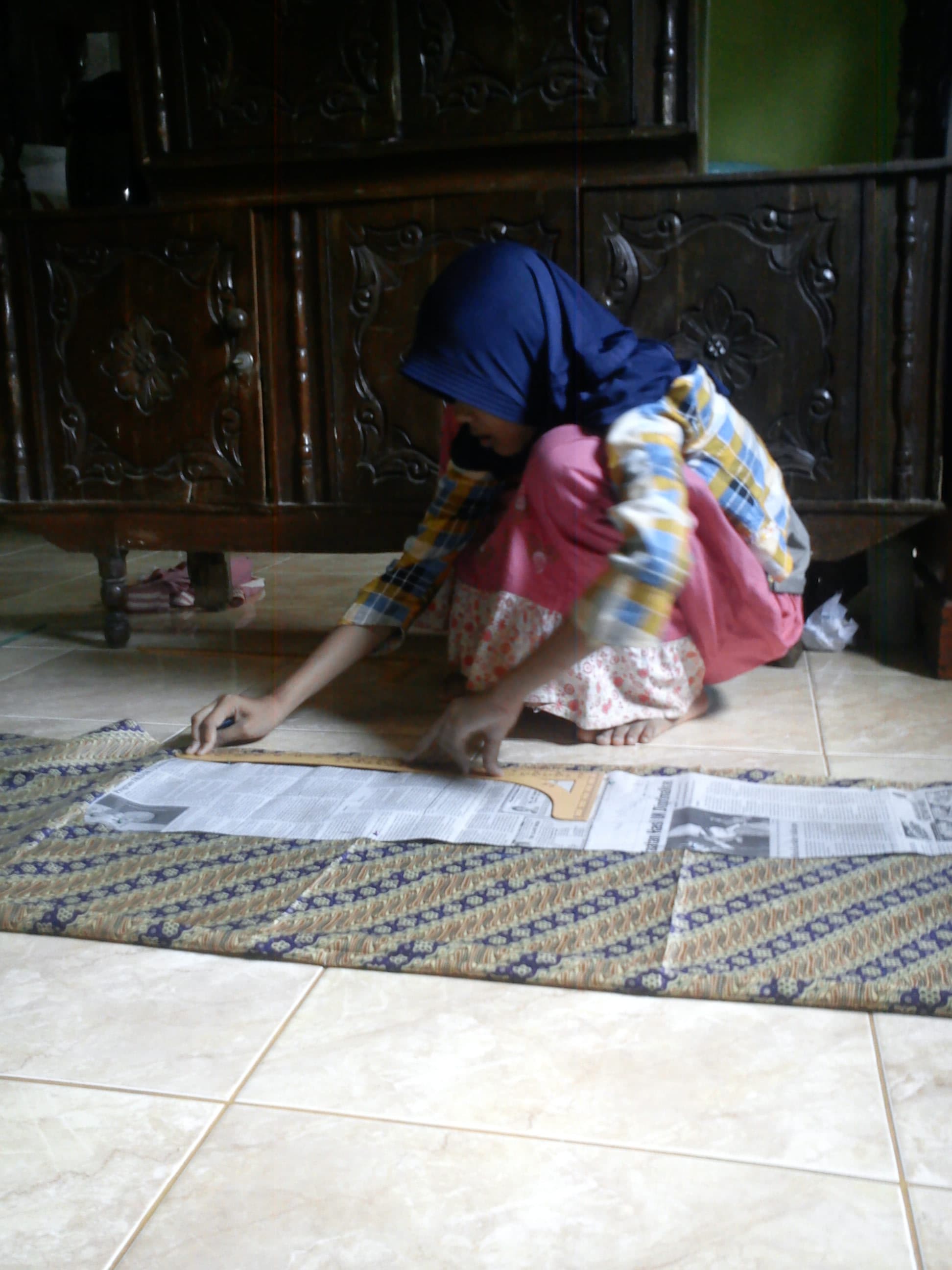 Mengukur pola dari pola koran ke kain