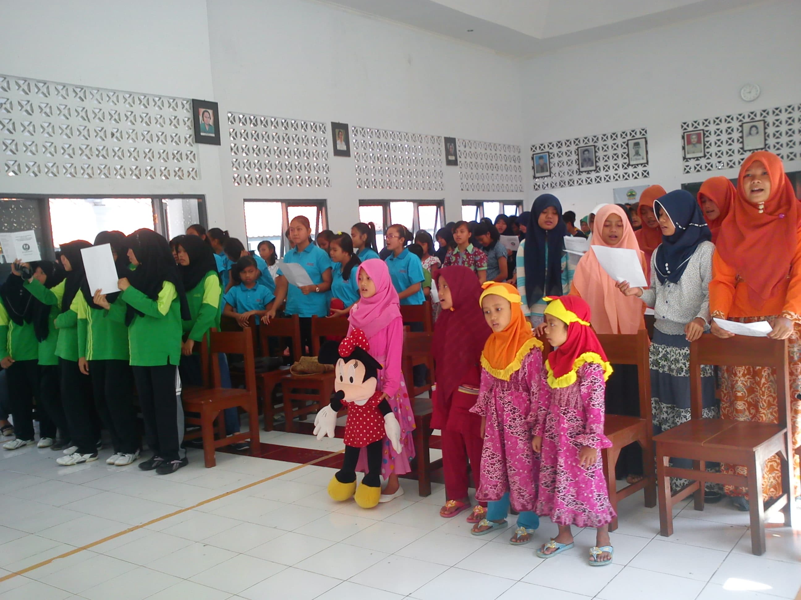 Menyanyikan lagu kebangsaan Indonesia