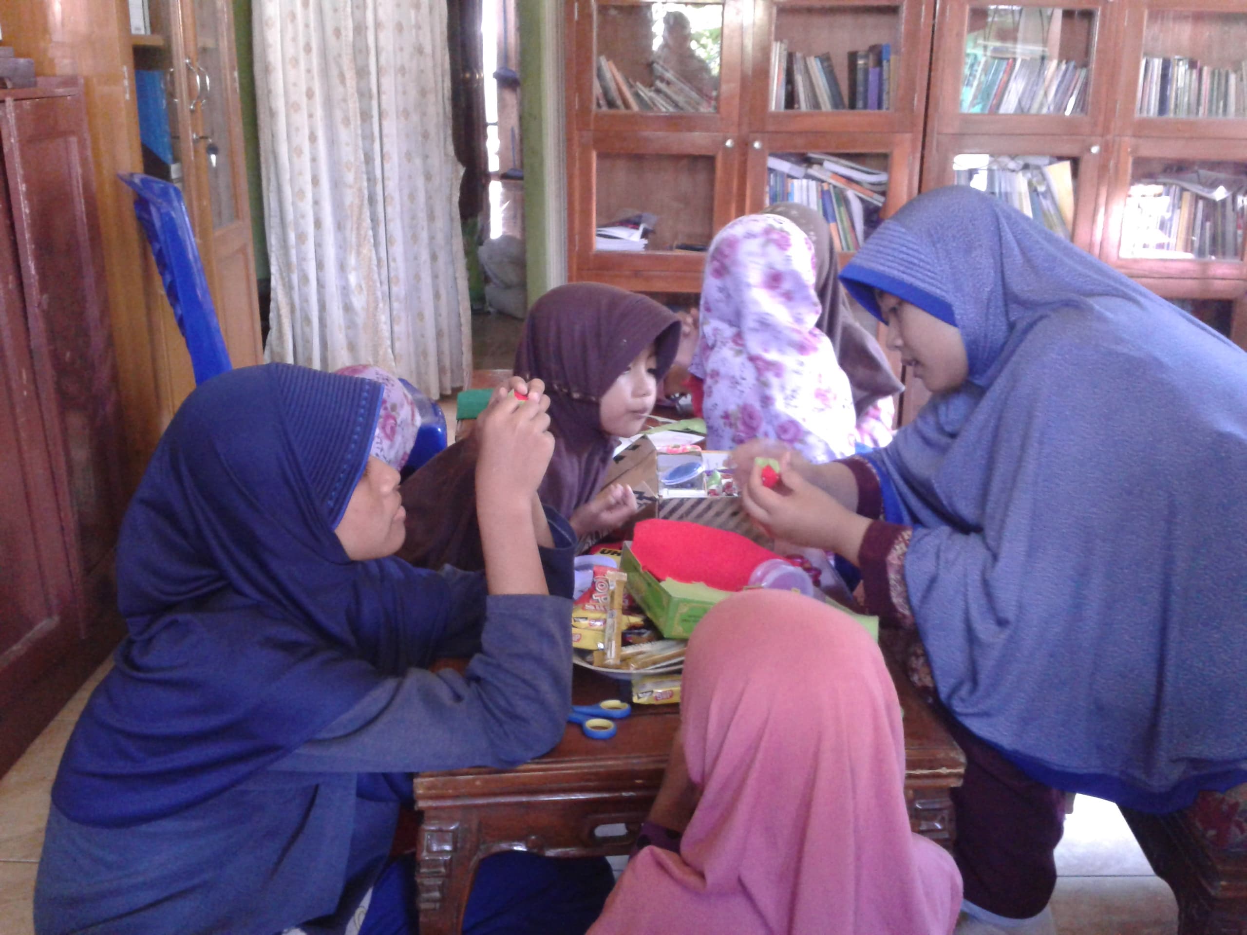 Bu Eko mengajari anak-anak kerajinan tangan