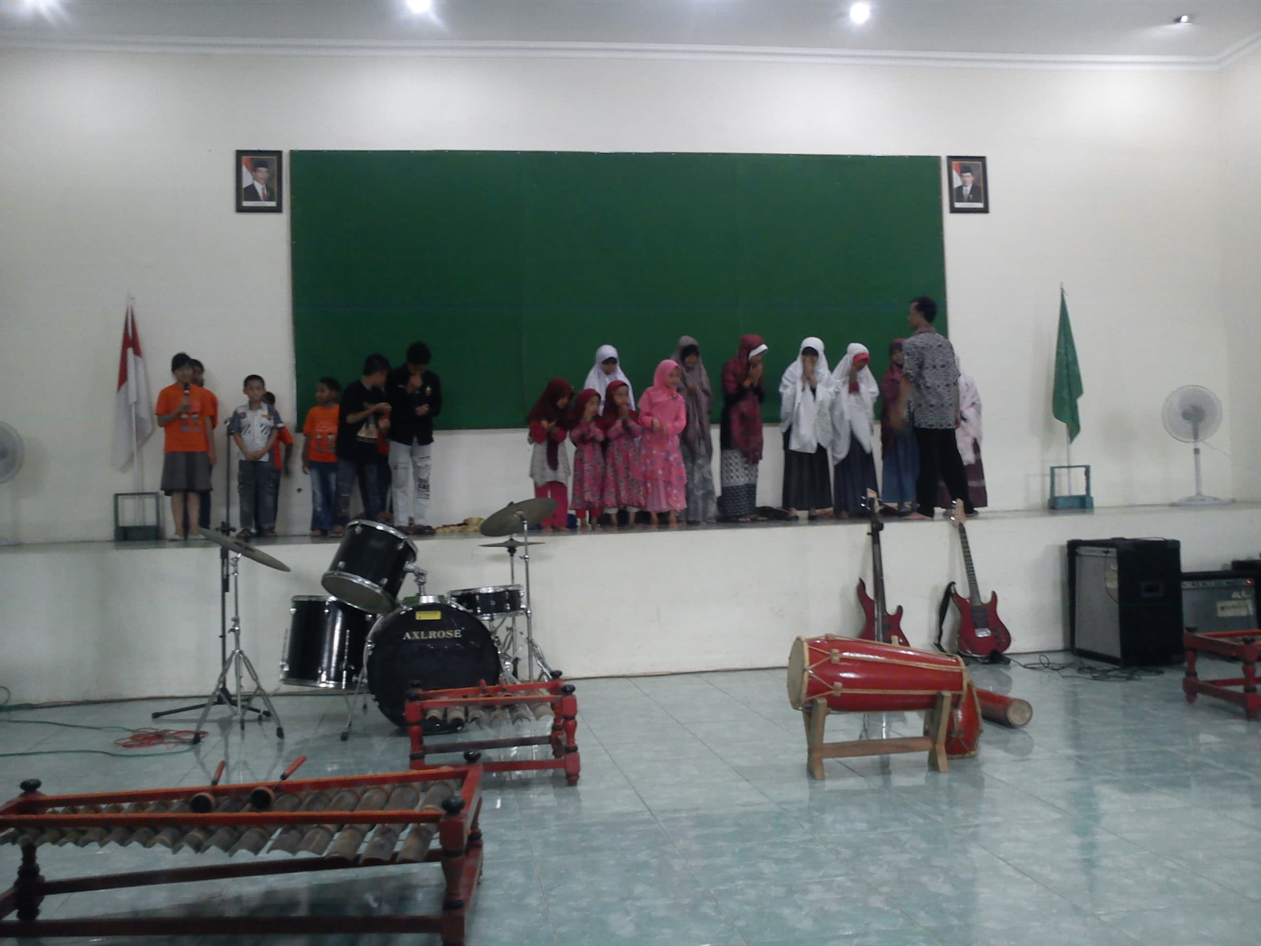 Latihan pagelaran seni tampil di panggung