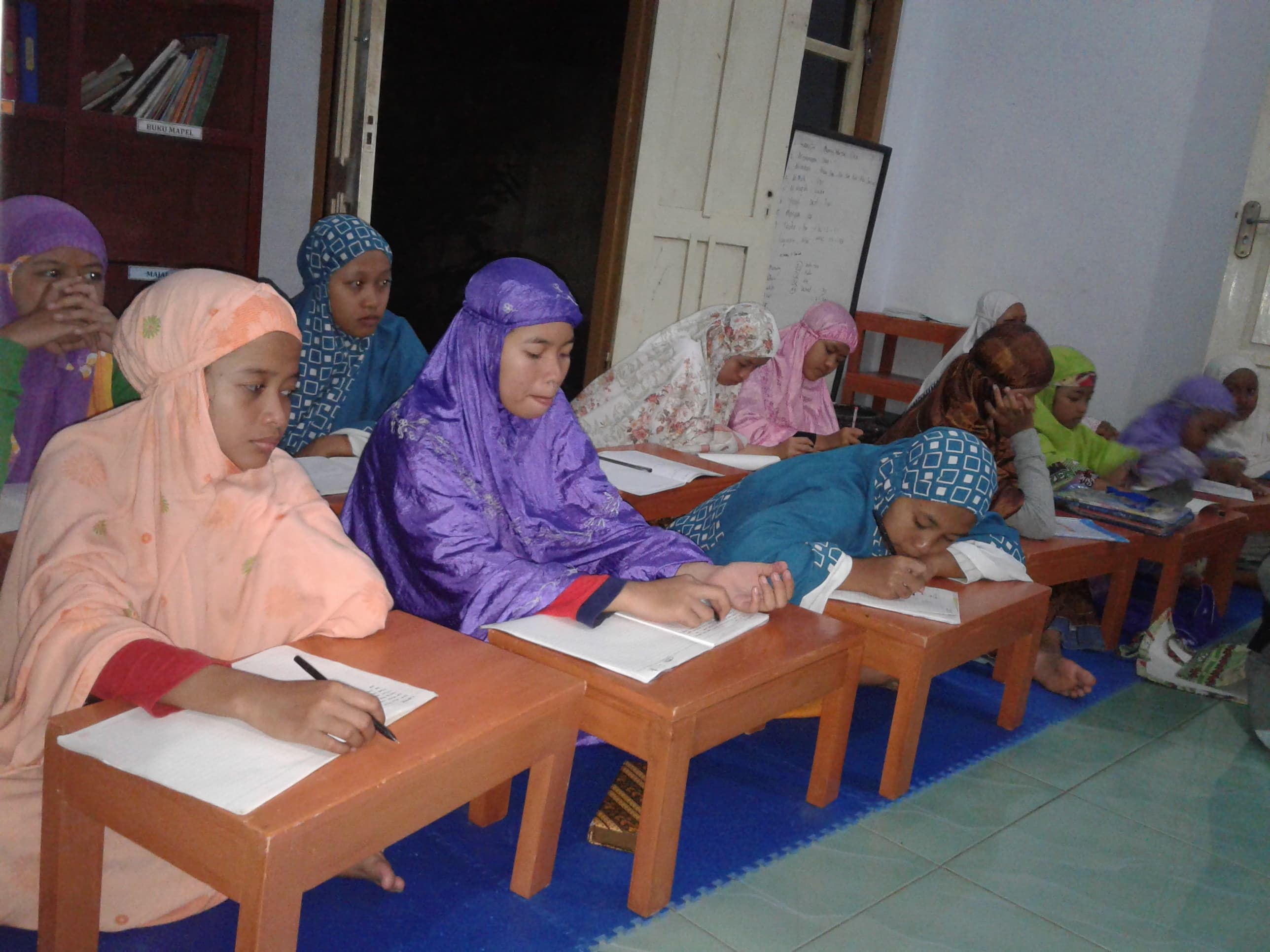 Anak-anak mendengarkan kajian