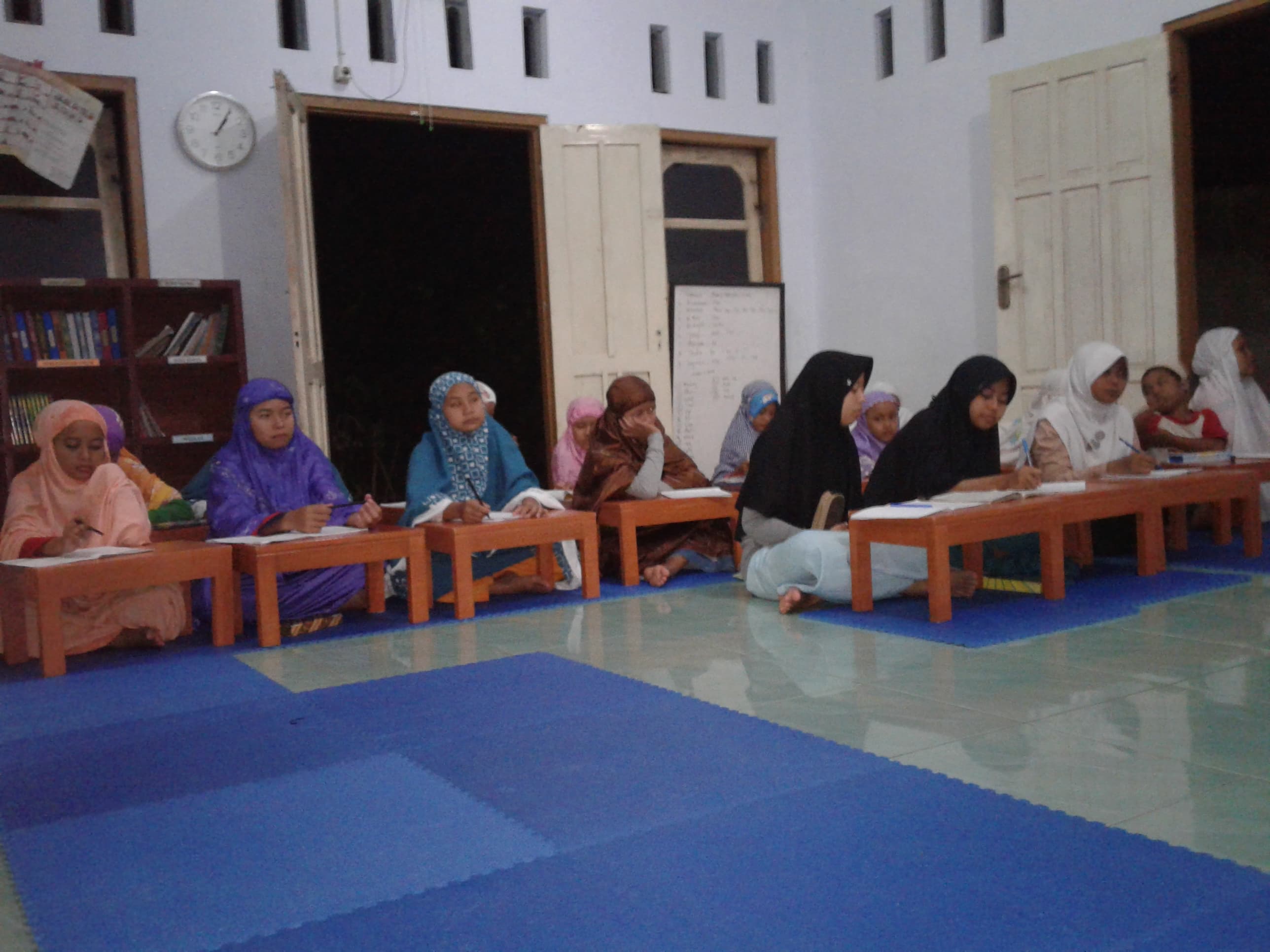 Perhatian mendengarkan materi dan mencatat