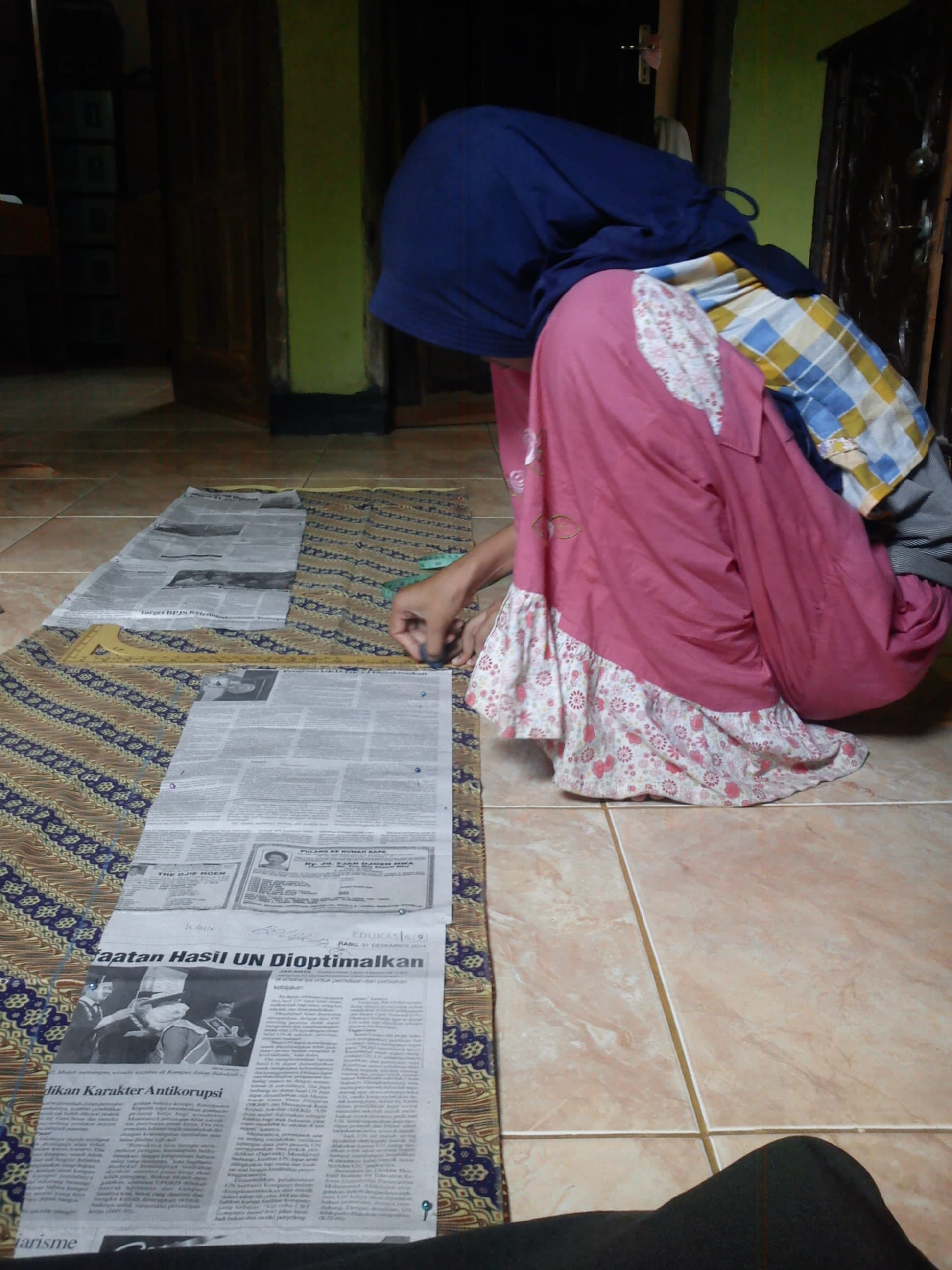 Membuat pola di kain jarit