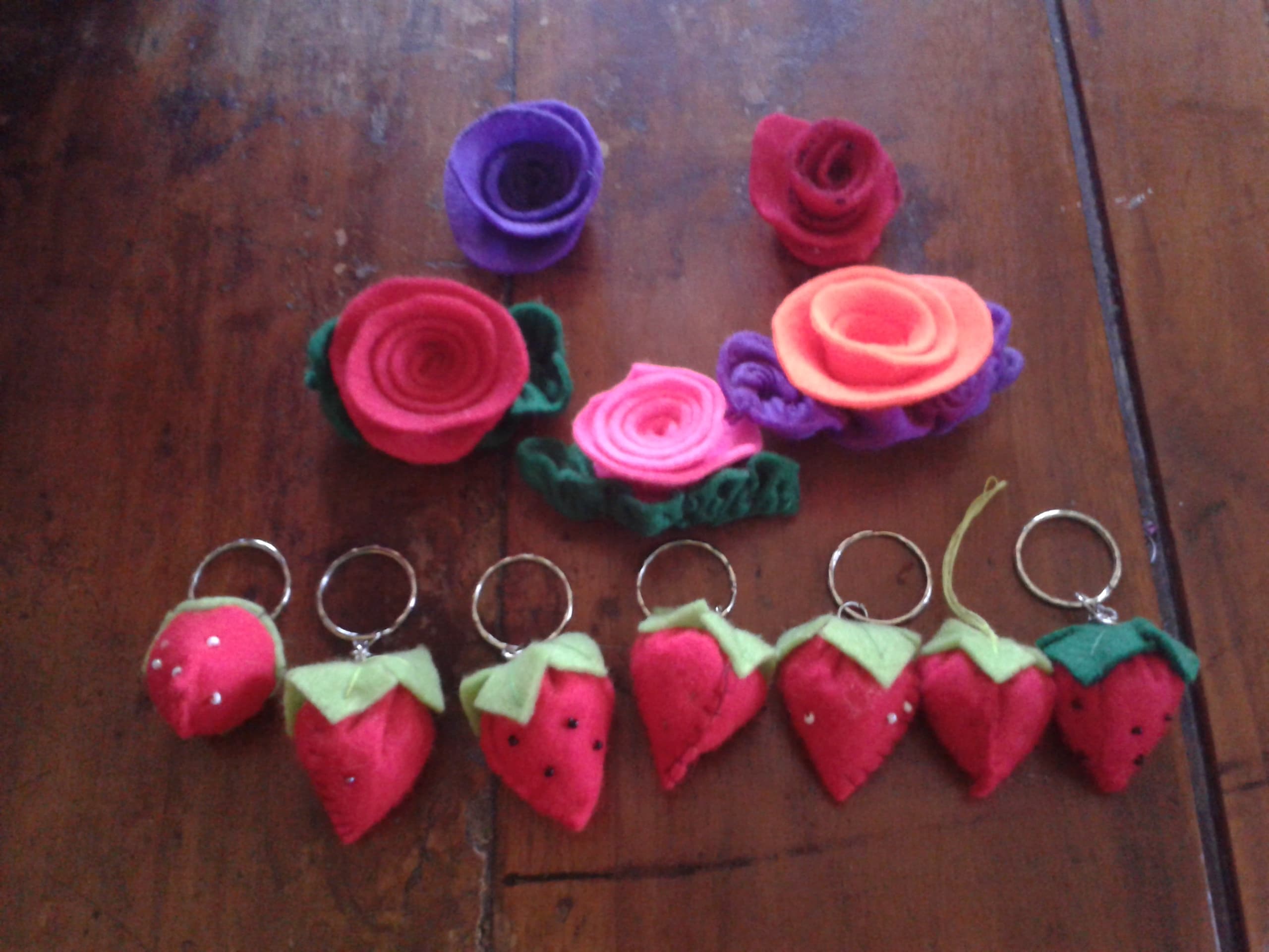 Hasil pelatihan pertama membuat gantungan kunci berbentuk strawberi dan bros berbentuk bunga