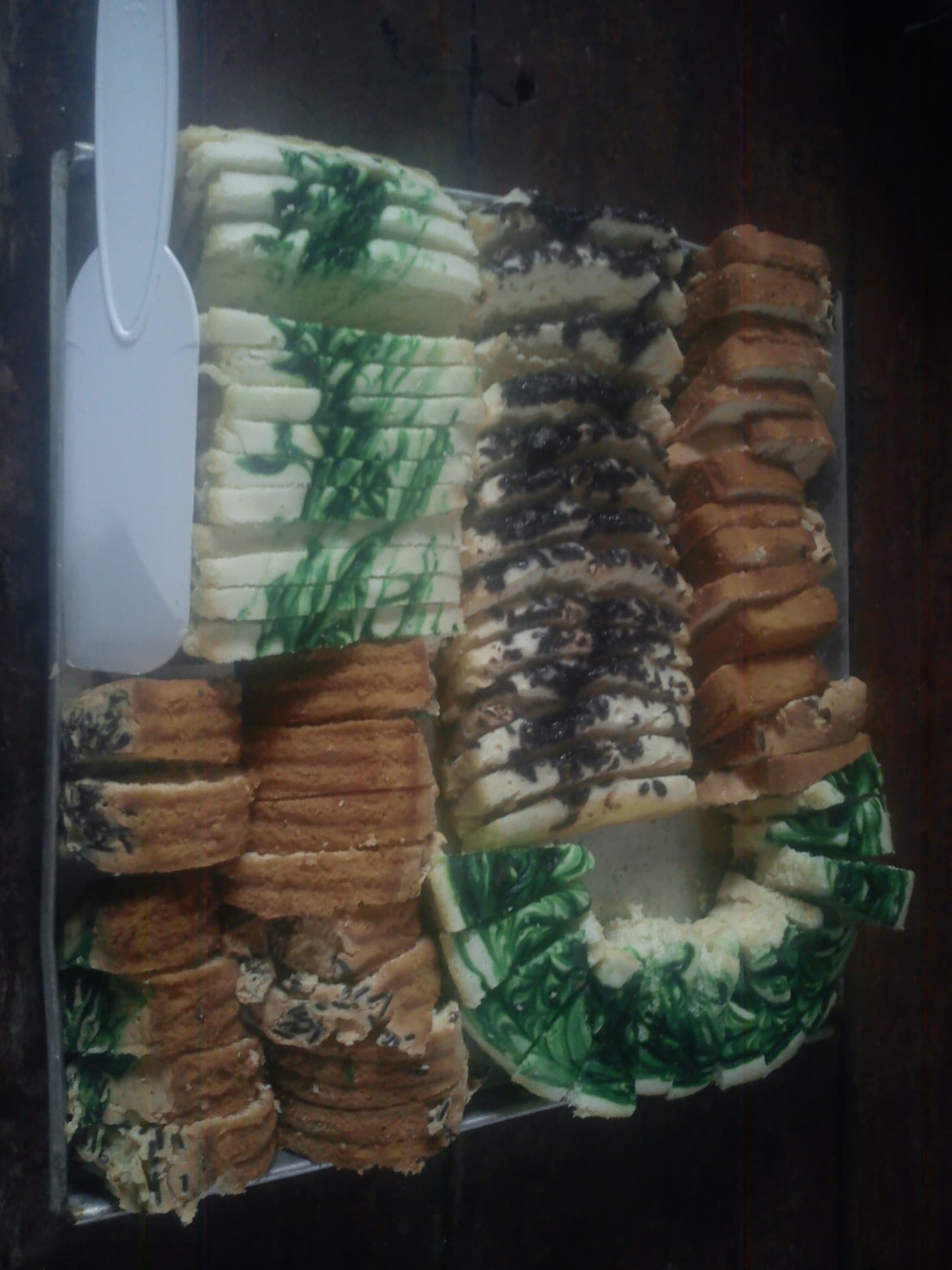 HAsil akhir pembuatan kue dengan rasa pandan dan coklat