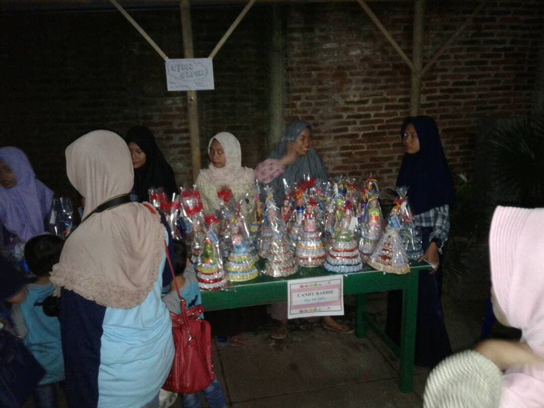 Anak panti belajar untuk berjualan dari hasil karya yang dibuatnya