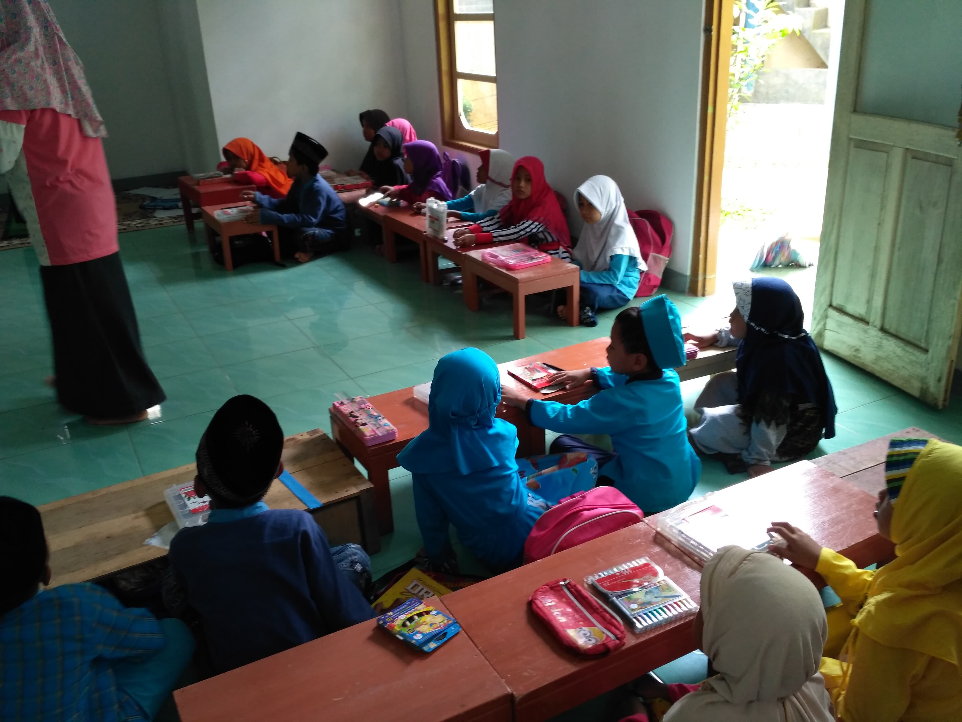 Anak-anak panti mengadakan lomba mewarnai kaligraf