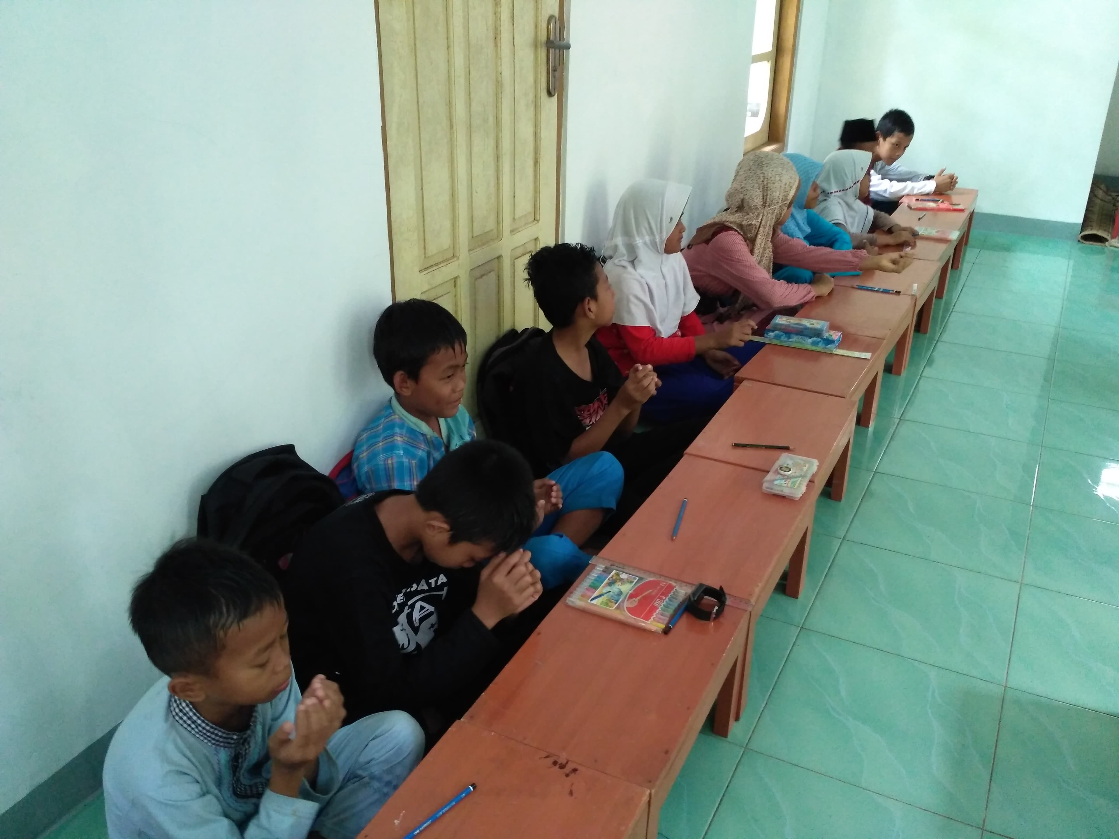 Anak-anak panti mengadakan lomba mewarnai kaligraf