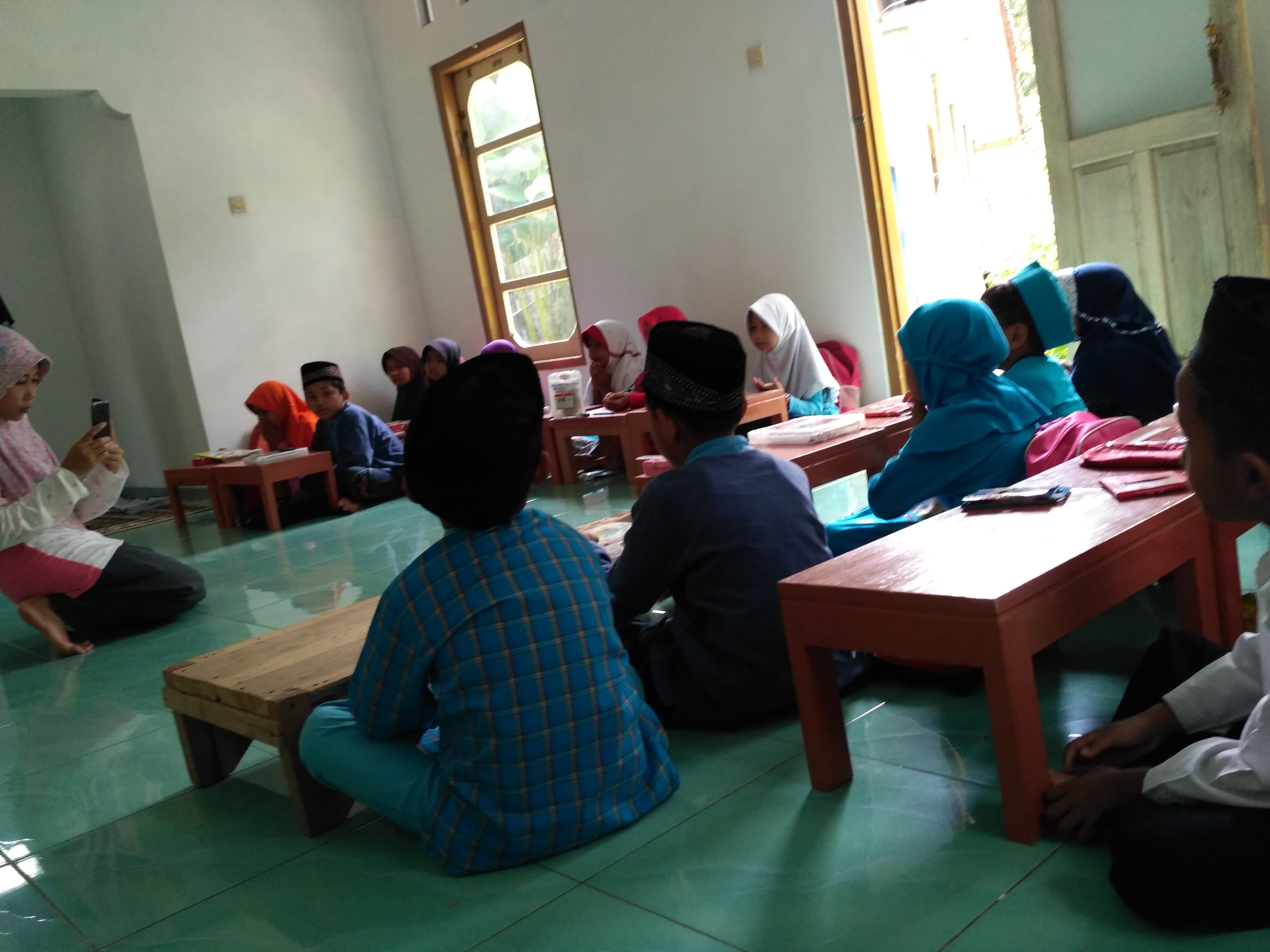 Anak-anak panti mengadakan lomba mewarnai kaligraf