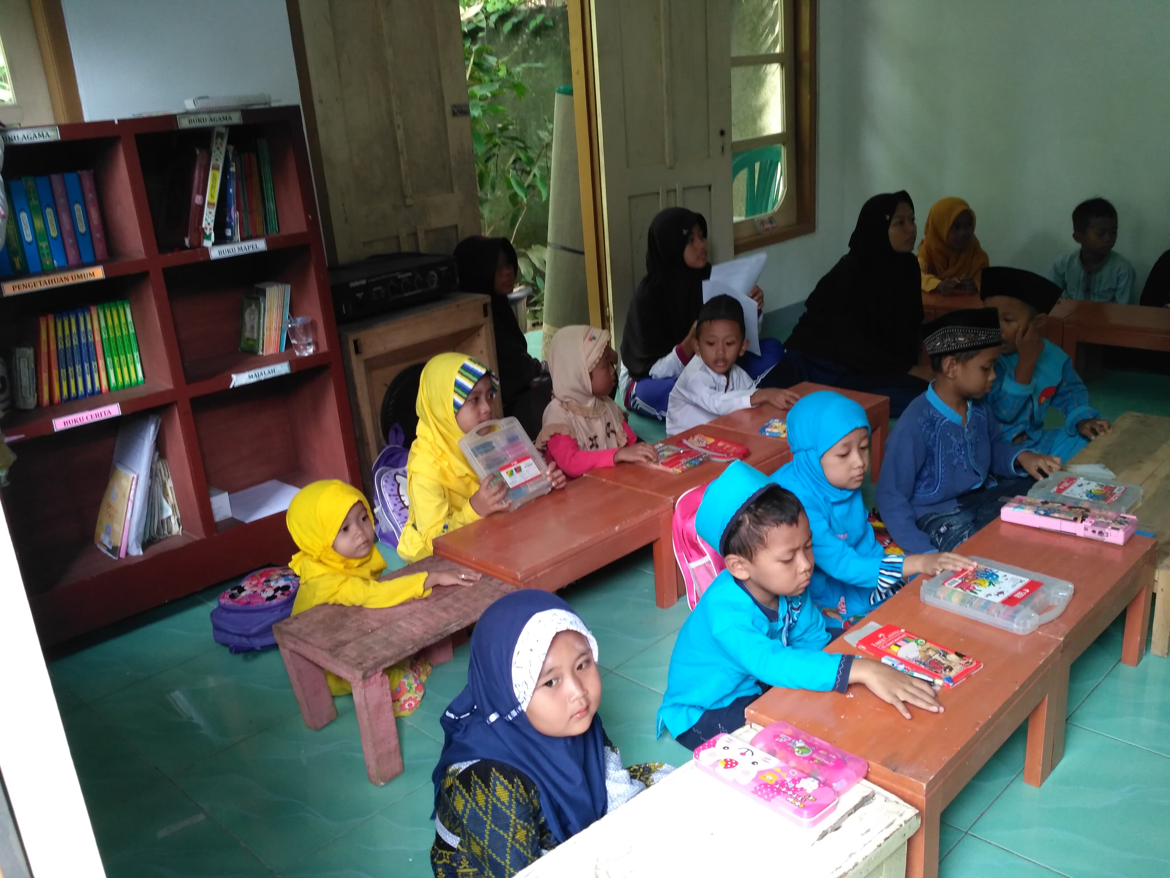 Anak-anak panti mengadakan lomba mewarnai kaligraf