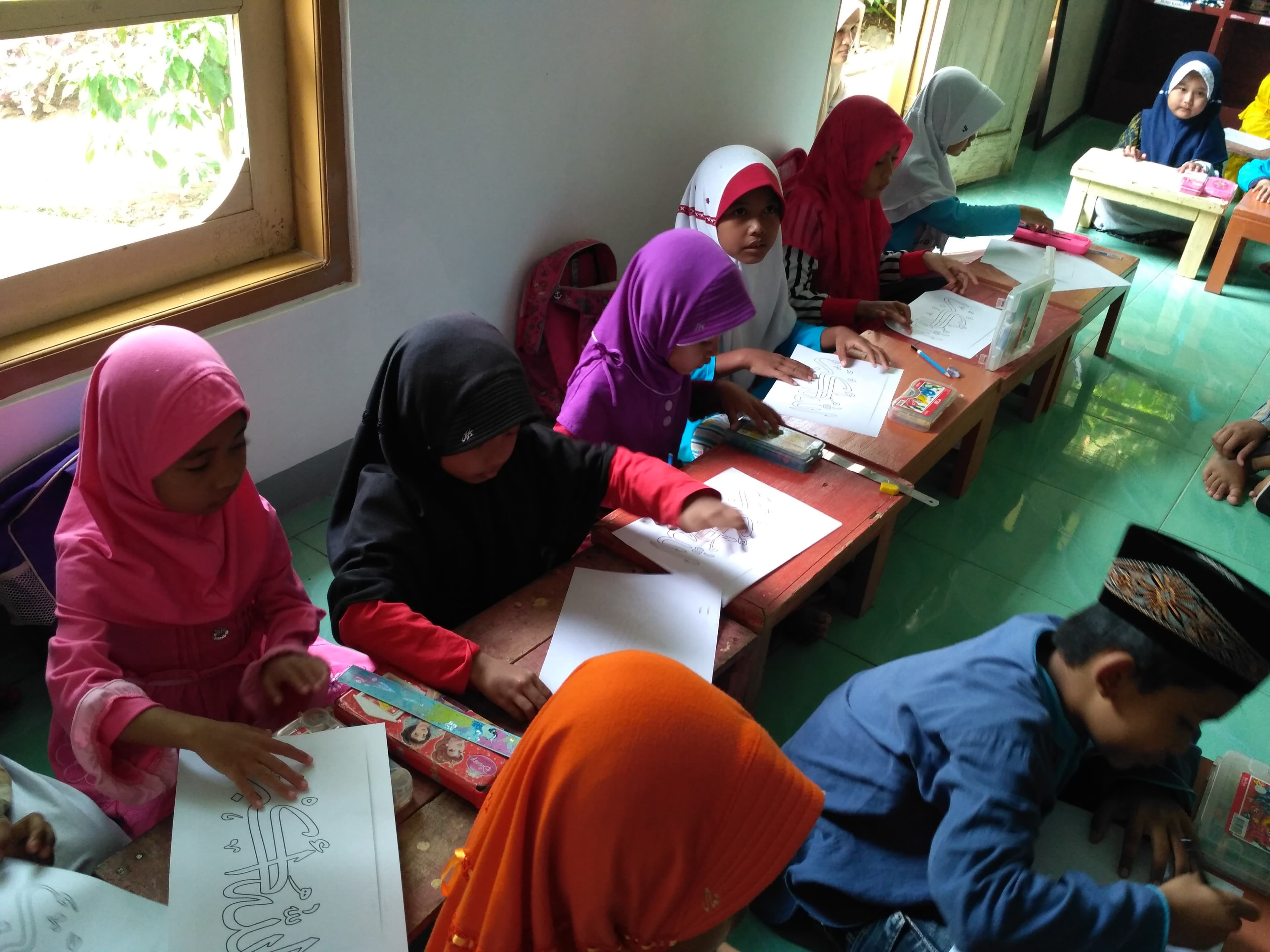Anak-anak panti mengadakan lomba mewarnai kaligraf