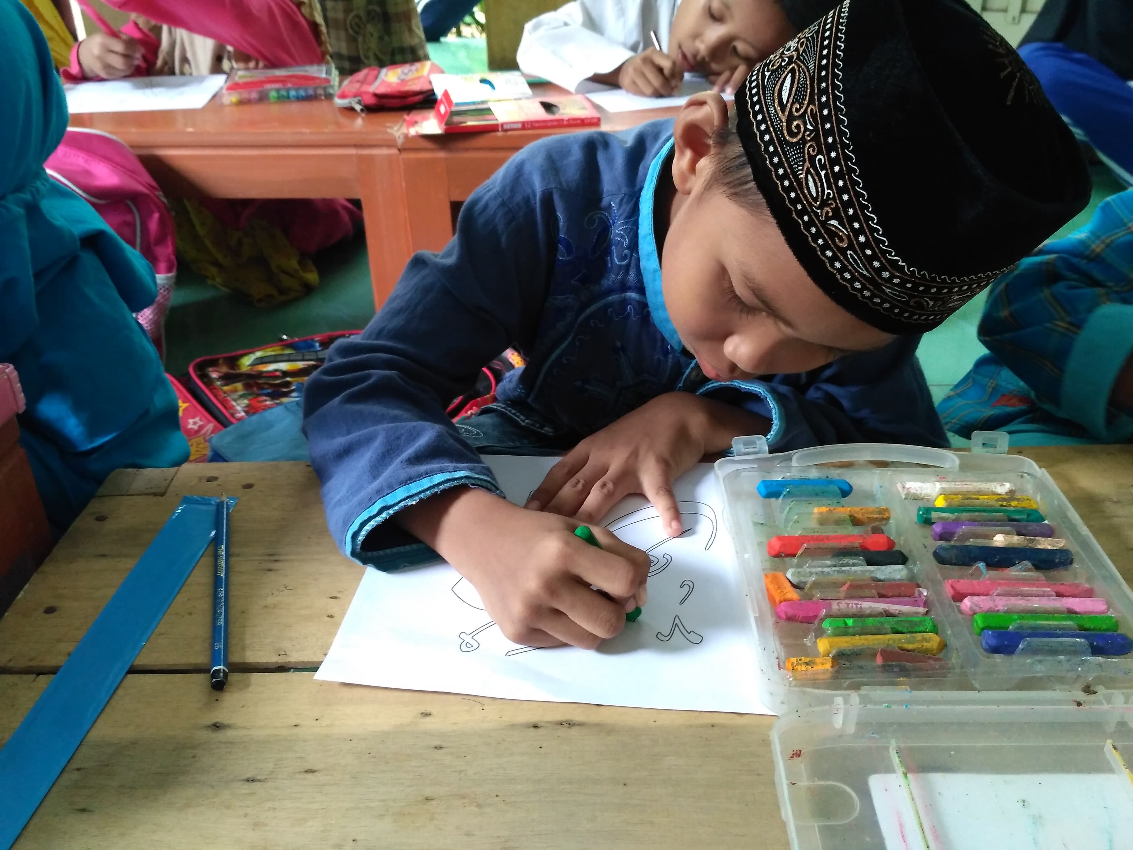 Anak-anak panti mengadakan lomba mewarnai kaligraf