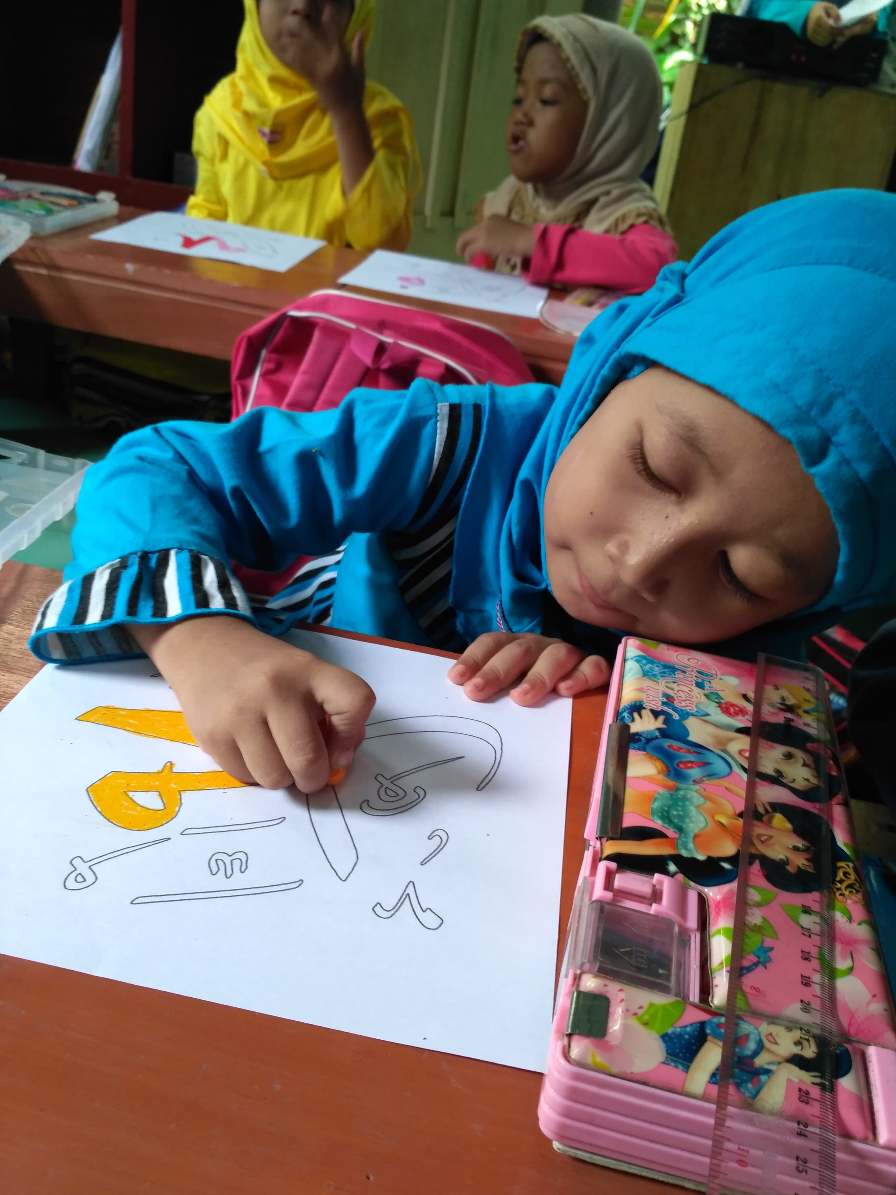 Anak-anak panti mengadakan lomba mewarnai kaligraf