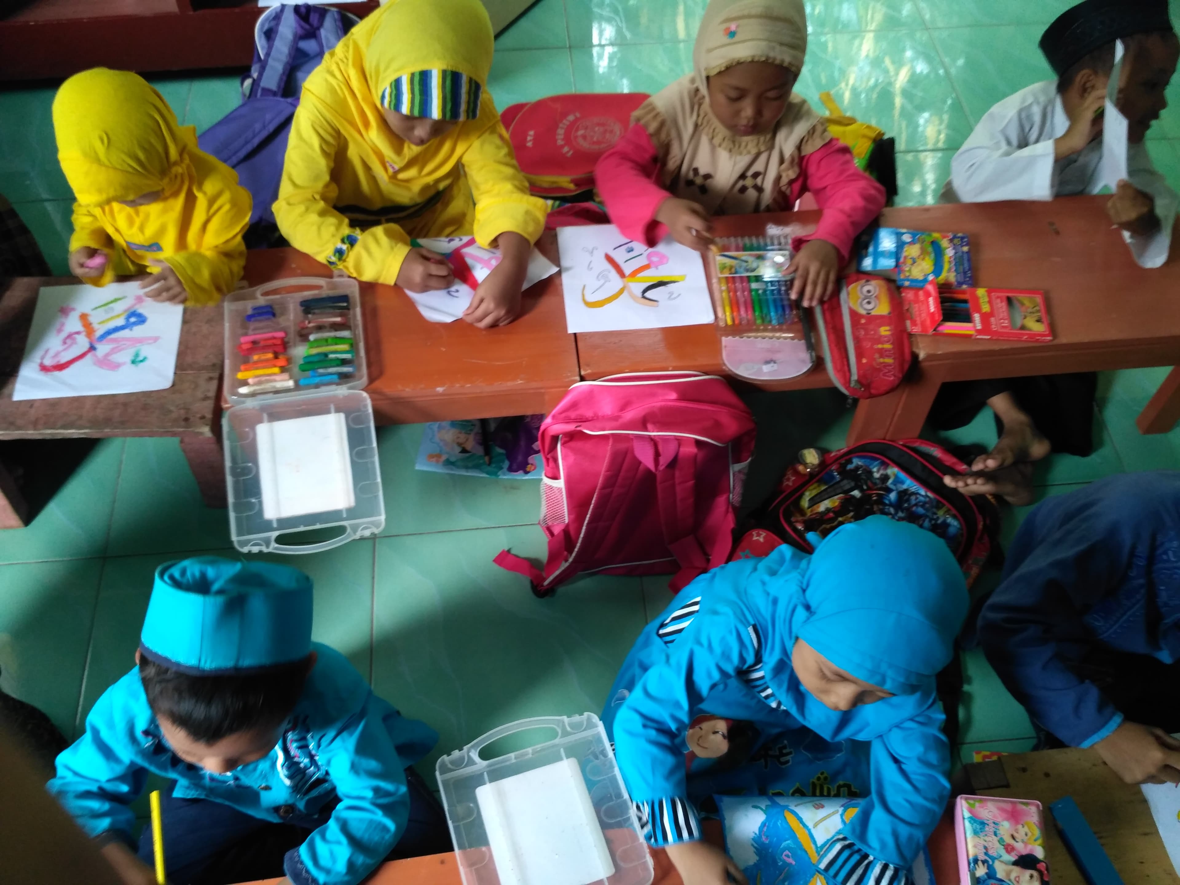 Anak-anak panti mengadakan lomba mewarnai kaligraf