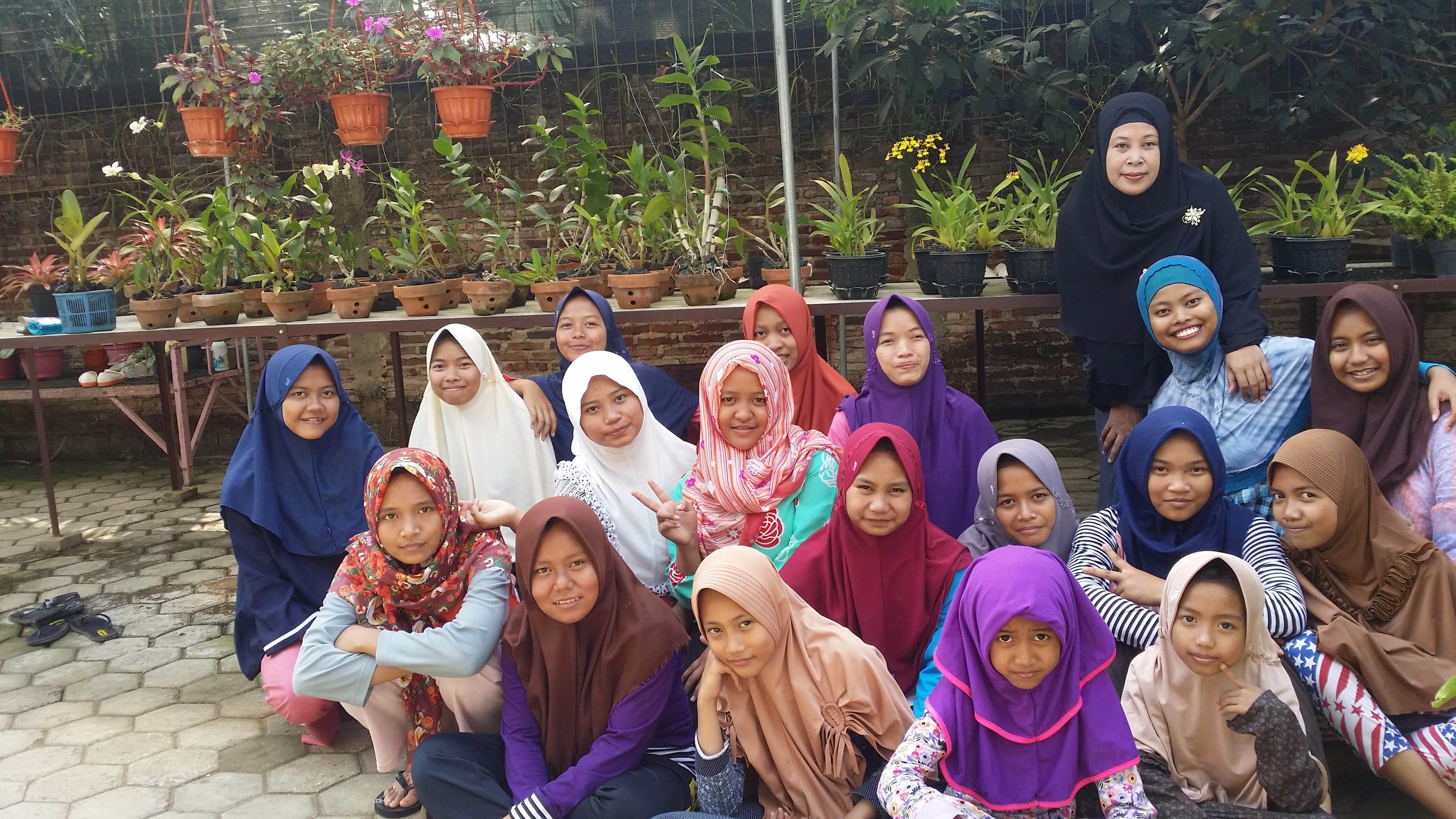 Salah Satu Kegiatan Anak Panti Dengan Memanfaatkan Lahan Yang Kosong